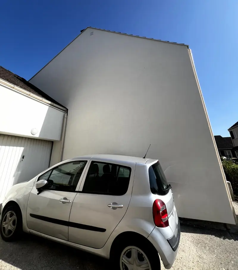 Mur pignon d'une maison après isolation thermique par l'extérieur