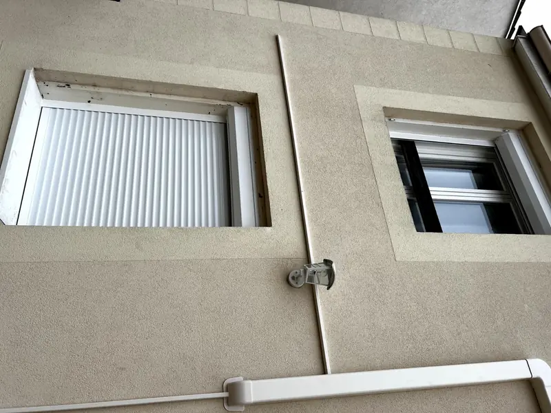 Détail d'une façade isolée par l'extérieur : retours d'isolant autour des fenêtres